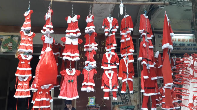 Quần áo ông già Noel là loại đồ chơi truyền thống. Theo đó, giá thành mỗi bộ cho trẻ em dao động từ 80.000đ đến 200.000đ/ bộ tùy theo kích thước và chất liệu.