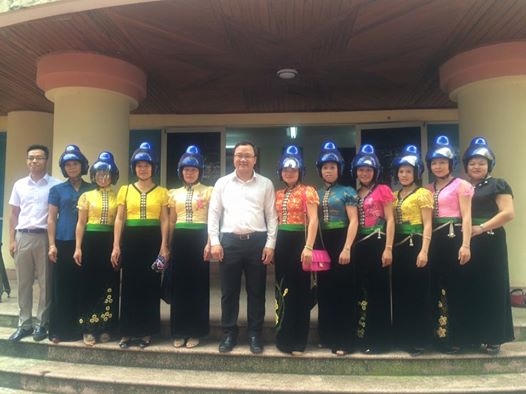 Ông Khuất Việt Hùng - Phó chủ tịch chuyên trách UB ATGT QG trao tặng mũ tằng cẩu tại Sơn La.