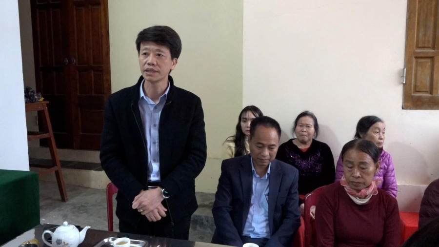 Ông Trần Văn Hưng, Phó Bí thư thường trực Đảng uỷ xã Yên Mô phát biểu tại buổi lễ.