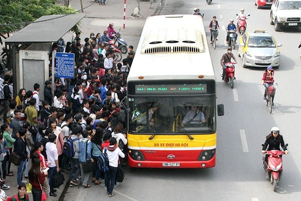 Các tuyến xe buýt trọng điểm luôn chật cứng khách đi, đặc biệt là sinh viên (Chụp tại điểm xe buýt cổng trường Đại học Du lịch, đường Hoàng Quốc Việt, Hà Nội).
