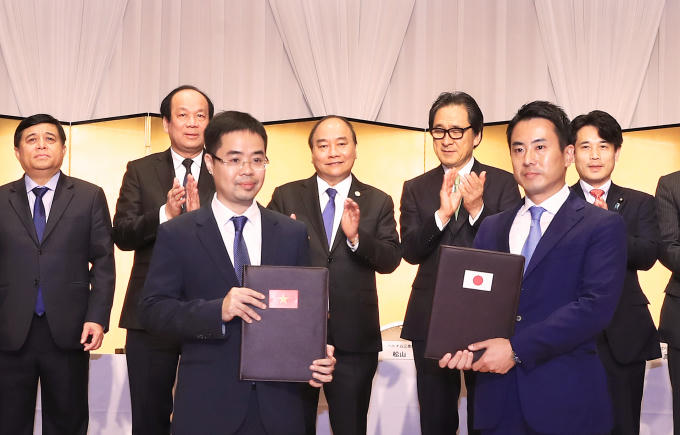 Phó TGĐ Tập đoàn T&amp;T Group Trần Đỗ Thành và Lãnh đạo Tập đoàn EIWAKAI trao Thỏa thuận hợp tác xây dựng Trung tâm y tế chất lượng cao).