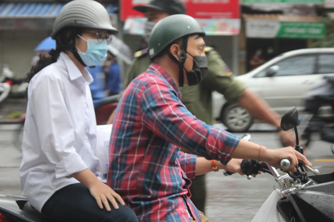 Phụ huynh đưa con tới điểm thi từ sáng sớm.