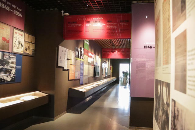 Tiếp cận với xu hướng xây dựng bảo tàng hiện đại, Bảo tàng Báo chí Việt Nam cũng triển khai theo hướng trưng bày ảo. Hệ thống công nghệ màn hình tại khu vực trưng bày của báo điện tử sẽ công chiếu 26 bộ phim giới thiệu về lịch sử báo chí và các nhà báo tiêu biểu của nền báo chí cách mạng Việt Nam.