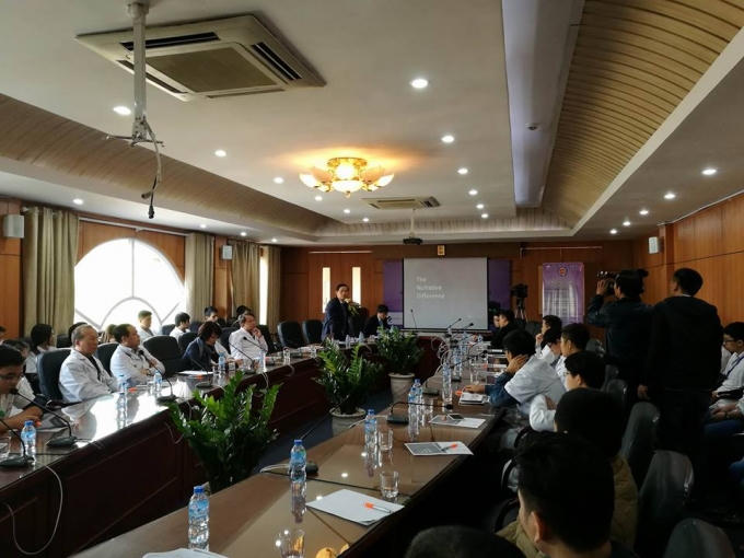 PGS.TS Kiều Đình Hùng phát biểu trong buổi chuyển giao Hệ thống theo dõi thần kinh (Nerve Monitoring System - NVM5) trong phẫu thuật thần kinh tại Bệnh viện Đại học Y. Ảnh: Tú Ân.