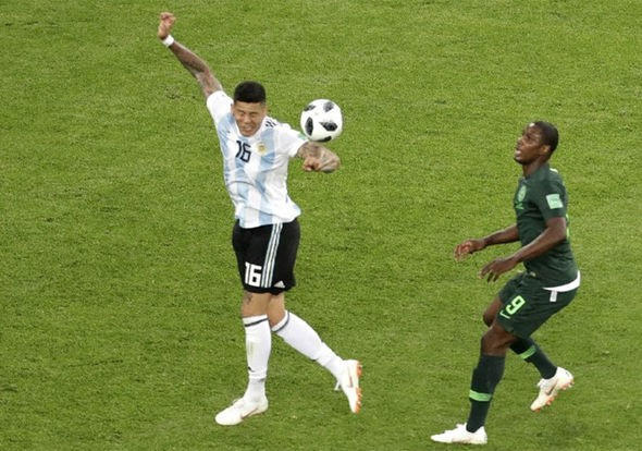 Bóng đã chạm tay Marcos Rojo trong vòng cấm