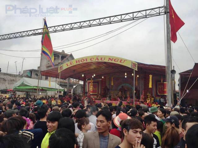 Hàng ngàn lượt người dân địa phương đã tham dự lễ hội cầu Ngư lớn nhất xứ Thanh.