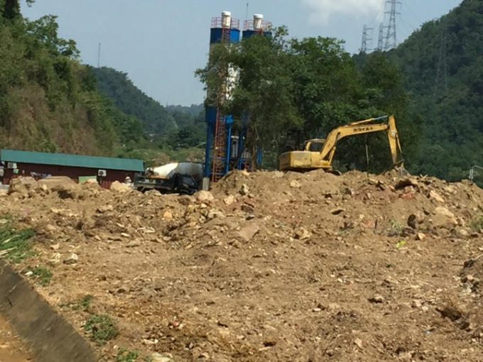 Bãi đất đang san ủi của ông Hà Quang Dính, Chánh án Tòa án nhân dân tỉnh cạnh trạm trộn bê tông.