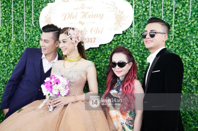 Lâm Khánh Chi hôn đắm đuối chú rể, thay váy đỏ nổi bần bật như công chúa trong lễ cưới