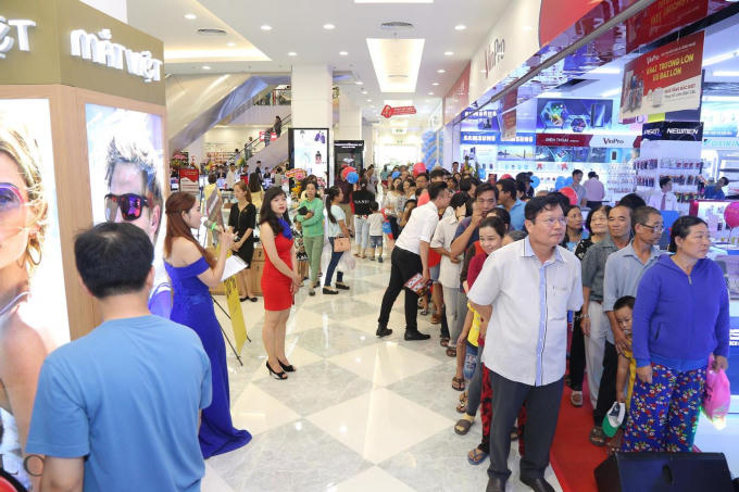 Hàng trăm khách hàng đang xếp hàng dài chờ đến lượt mua hàng với giá đặc biệt ưu đãi