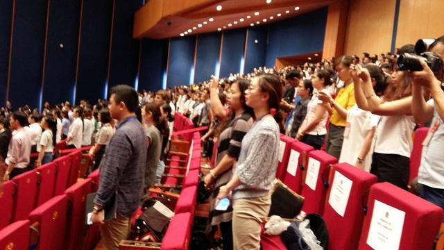 Nhiều bạn trẻ háo hức chờ đón nghe bài phát biểu của Tổng thống Mỹ. (Ảnh: Dân trí)