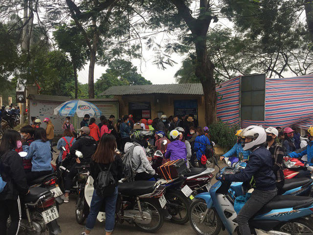 Tính từ thời điểm quầy bán vé mở cửa đến xế chiều, lượng người di chuyển đi ngắm hoa được đánh giá không có dấu hiệu giảm bớt.