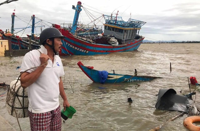 Thừa Thiên Huế: Tàu chìm, nhà sập, trường học tốc mái, cây xanh ngã đổ trong bão số 13