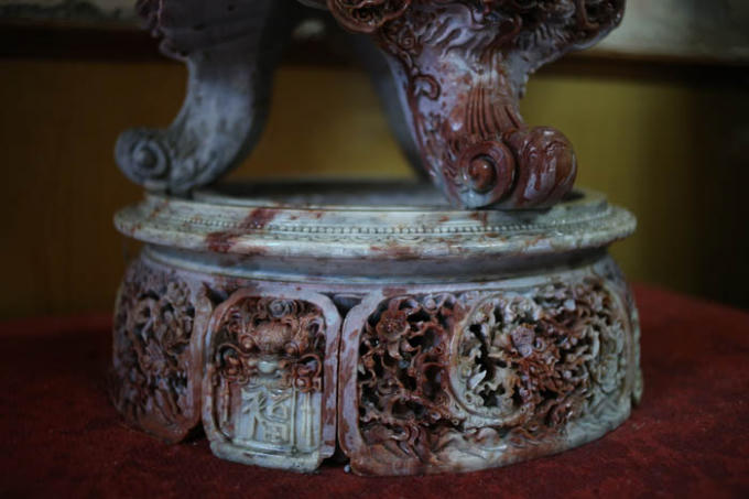 Đế của chiếc lư cũng được làm từ khối đá nặng 3 tạ.