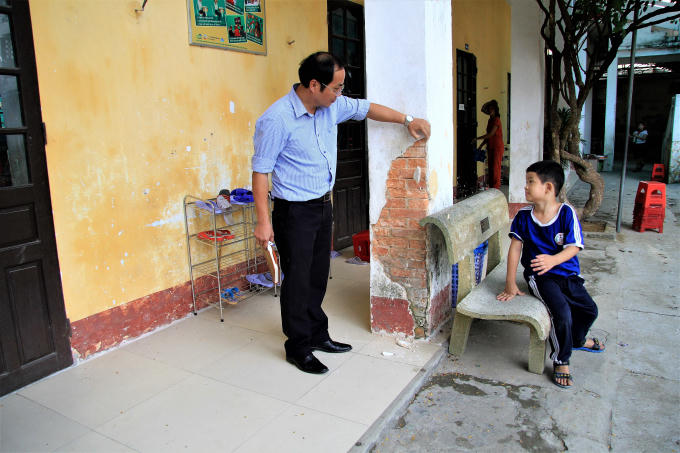 Dùng tay bóc lớp xi măng trên cột.