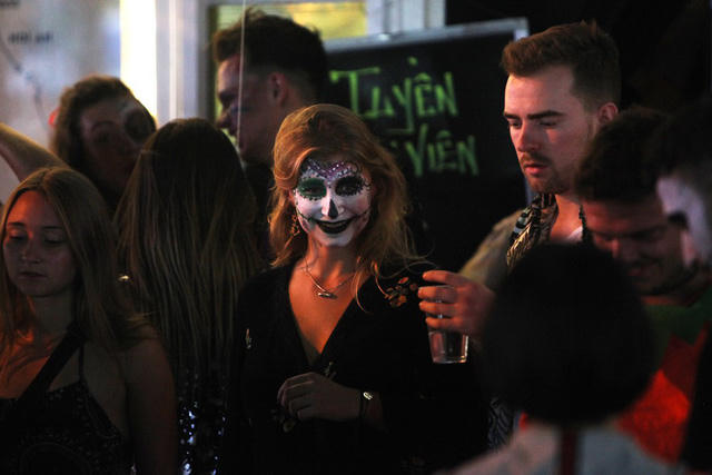 Các quán bar ở khu phố Tây trong phố cổ Hà Nội cũng đống hơn ngày thường. Nhiều du khách nước ngoài tụ tập ngoài cửa với gương mặt hoá trang kinh dị.