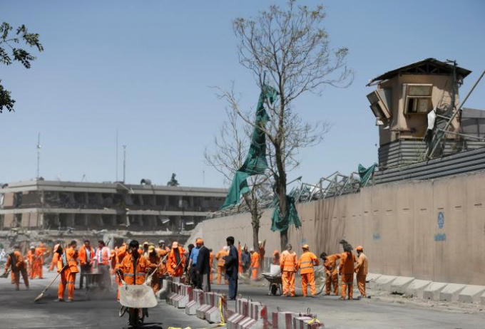 Công nhân thu dọn đống đổ nát tại hiện trường.