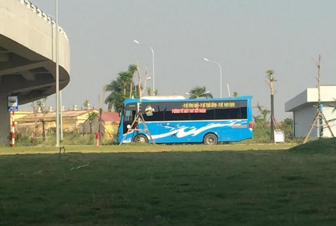 "Bến xe" ngang nhiên mọc lên ngay trong khuôn viên của Càng hàng không quốc tế Cát Bi, nhưng dường như không có một sự can thiệp nào từ phía cơ quan chức năng.