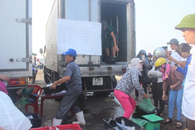 Mua bán nhộn nhịp. Ảnh: Văn Ba