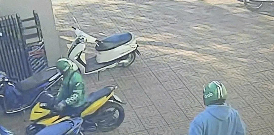 Hình ảnh hai đối tượng chạy xe vào ngân hàng để thực hiện vụ cướp. Ảnh: Camera ngân hàng