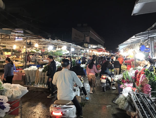 Chợ hoa đêm nổi tiếng nhất Thủ đô đông đúc, chật ních khách mua hàng