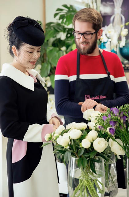 Lý Nhã Kỳ tự tay chọn hoa.