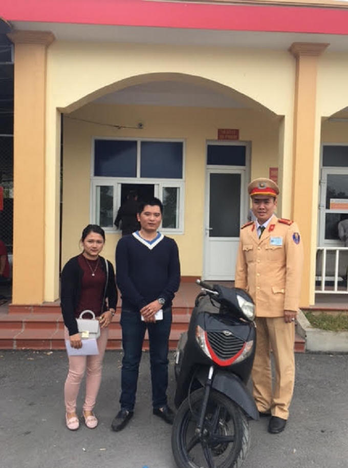 Vợ chồng chị Liên phấn khởi nhận lại chiếc xe bị mất tại Hà Nội, nhưng lại được tìm thấy tại Quảng Ninh.