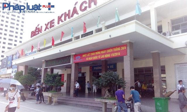 Cờ, hoa, băng rôn, khẩu hiệu đã được trang hoàng tại bến xe.