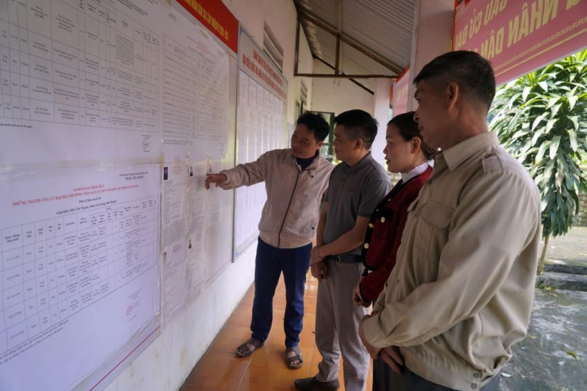 Cử tri thôn Yên Ngoan đến xem thông tin các đại biểu ứng cử được niêm yết công khai tại địa điểm bầu cử. (Ảnh: P. Họ).