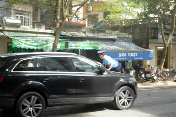 Đây không phải là lần đầu tiên lực lượng chức năng làm nhiệm vụ bị những "quái xế" chống đối bằng cách hất lên nắp capô (Ảnh minh họa).