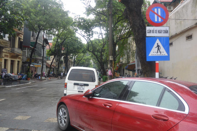 Biển bảng cấm đổ xe ngày chẵn.