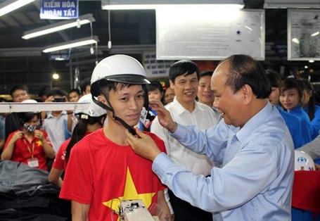 Trong Lễ phát động tuyên truyền pháp luật về bảo đảm trật tự an toàn giao thông, Phó Thủ tướng, Chủ tịch Ủy ban An toàn giao thông quốc gia - Nguyễn Xuân Phúc trao tặng 2000 mũ bảo hiểm cho công nhân.