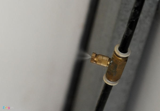 Phòng trọ 15.000 đồng/đêm ở tầng trên cùng còn được trang bị quạt phun sương để chống nóng.