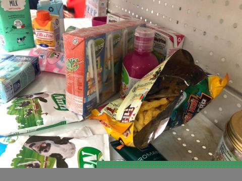 Siêu thị Auchan sắp rút khỏi Việt Nam: Người dân đến gặm táo nửa quả, bóc bánh, sữa ăn khi chưa thanh toán