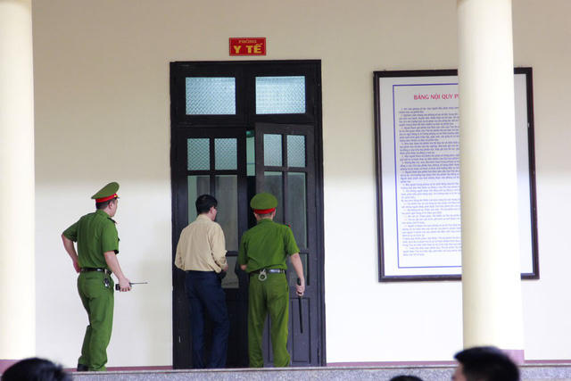 6 ng&agrave;y xử vụ &ldquo;đ&aacute;nh bạc ngh&igrave;n tỷ&rdquo;: Hai cựu tướng li&ecirc;n tục v&agrave;o ph&ograve;ng y tế