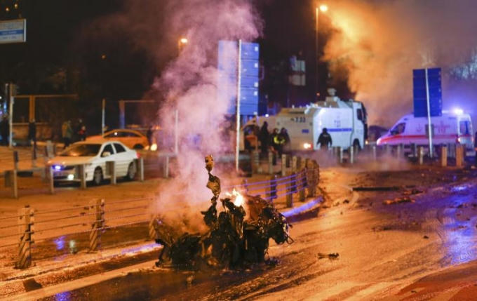 Hiện trường tang tóc sau khi các vụ đánh bom khủng bố diễn ra. (Ảnh: Reuters)
