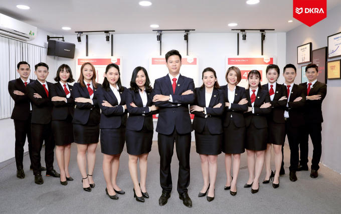 Trên nền tảng hệ giá trị cốt lõi Tín – Trí – Đức, đội ngũ chuyên viên tư vấn DKRA Vietnam luôn chuyên nghiệp trong dịch vụ, vững vàng kiến thức chuyên môn và thị trường.