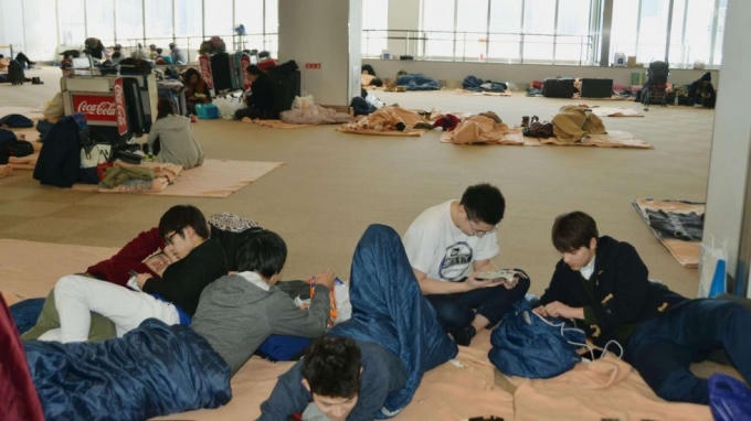 Những hành khách bị mắc kẹt tại sân bay New Chitose ở thành phố Sapporo. (Ảnh: Kyodo)