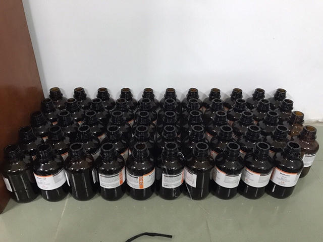 Những chai lọ sau khi đã được lấy hết dung dịch để chế ma tuý, các đối tượng sẽ mang đi vứt bỏ.