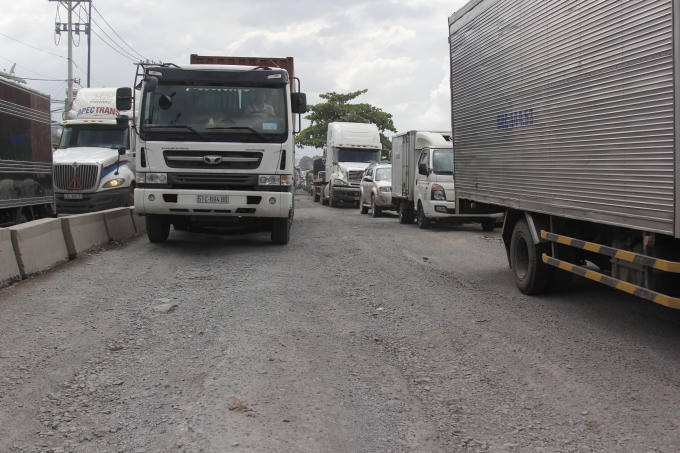 Đoạn đường dài khoảng 500m từ Khu du lịch Suối Tiên đến ngã ba Lâm Viên (phường Tân Phú, quận 9) mặt đường bị sụt lún, tạo rãnh sâu.