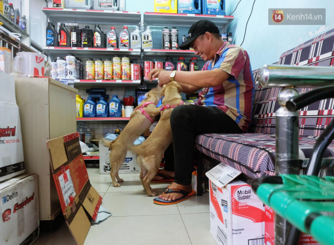 Dù công việc rất bận rộn, phải quản lý 2 cửa tiệm, nhưng chú Ngọc Anh vẫn dành thời gian để chăm sóc 2 chị em Minhon.