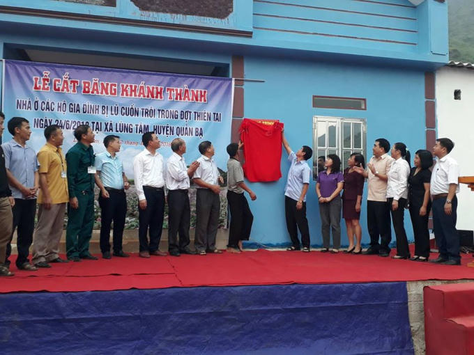 Lễ cắt băng khánh thành các công trình nhà ở cho người dân nơi vùng lũ đi qua. (Ảnh: Phàn Giào Họ).