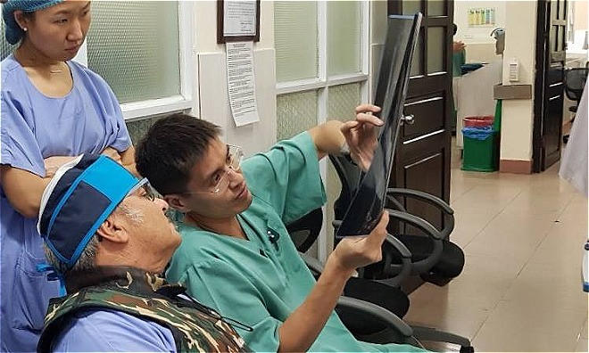Bác sĩ Huỳnh Linh (bên phải) và đồng nghiệp. Ảnh: NVCC