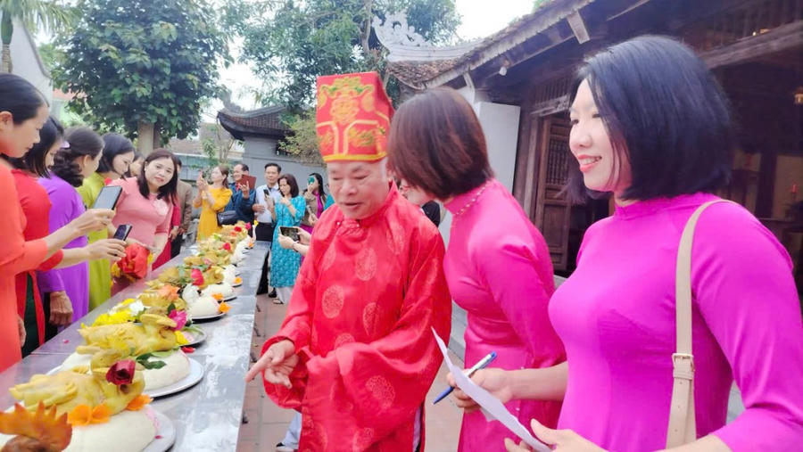 Đặc sắc phần thi làm cỗ xôi gà.