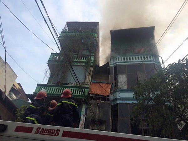 Ngọn lửa bốc cháy rất nhanh và lan sang các ngôi nhà liền kề.