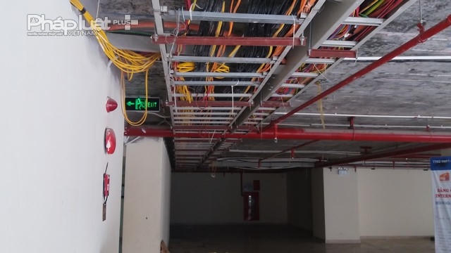 Khu vực tầng 1 vẫn đang trong quá trình xây dựng, hoàn thiện.