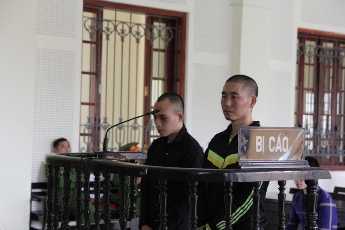 Thò Chá Lỳ và Thò Dúa Dìa trước vành móng ngựa. (Ảnh: báo Người đưa tin)