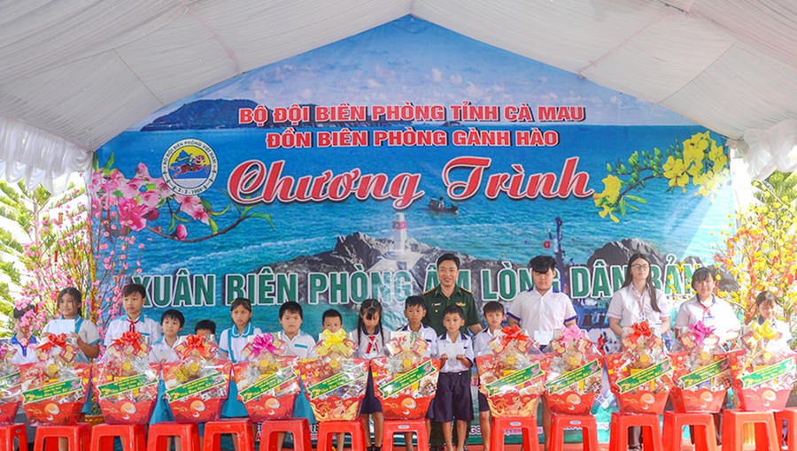 Đại tá Phạm Minh Giang – Bí thư Đảng ủy, Chính ủy Ban Chỉ huy BĐBP Cà Mau trao quà và học bổng cho học sinh có hoàn cảnh khó khăn, vượt khó học tốt.