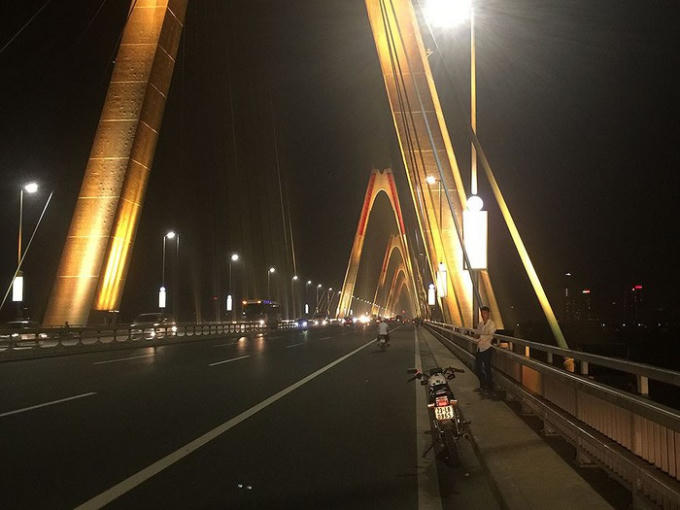 Đùa giỡn tính mạng, người dân kéo nhau lên cầu Nhật Tân 'hóng gió'