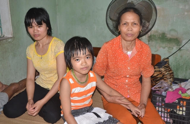 Cả gia đình chị Hào mong nhà chùa sớm trả lại cháu Thiện Nhân. Ảnh Đức Tùy.