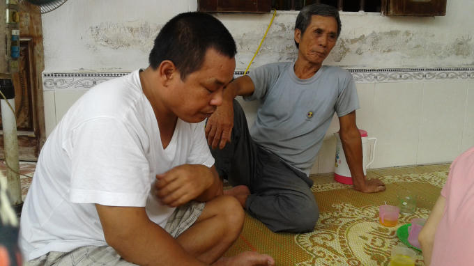 Bố và ông nội cháu huy đau xót kể lại sự việc. Ảnh: Nguyệt Chi